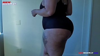 Жирная негритянка получает удовольствие на столе возле окна в этом экстремальном порно видео