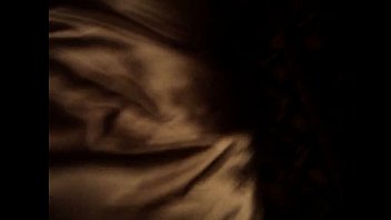 Зрелая дамочка становится звездой домашнего порно, дрочит член и принимает его в разработанную дырку.