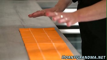 Старая бабка и молодой внук возраст не имеет значения в страсти и удовольствии