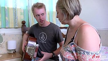 Соблазнительная мачеха учит музыке, но жаждет близости с молодым парнем горячий секс и стоны удовольствия