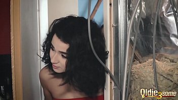 Сексуальные студентки соблазнили седого плотника и устроили горячую оргию в комнате