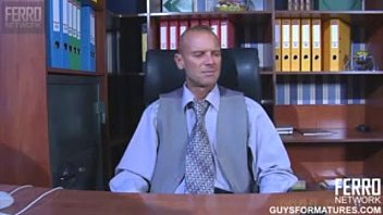 Зрелая начальница использует свою власть над подчиненным парнем в удовольственных целях