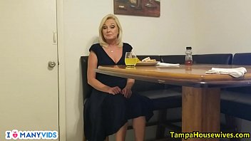 Неожиданный инцидент в ресторане привел к горячему сексу с официантом