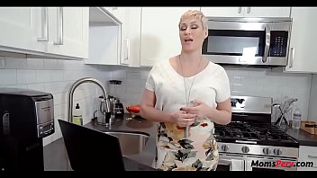 Мачеха помогла пасынку расслабиться после института минет и секс в кухне