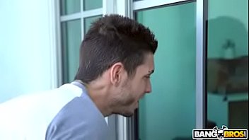 Две зрелые подруги занимаются фитнесом дома в полуголом виде и устраивают групповой секс с соседским парнем