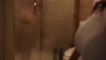 Грудастая мачеха и молодой парень страстный секс после душа