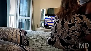 Мачеха с огромной грудью соблазняет пасынка на домашнее порно