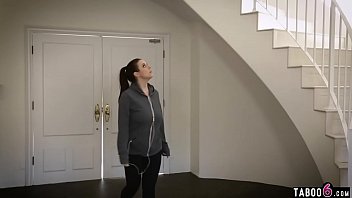 Мачеха с большой грудью заметила мастурбацию пасынка и занялась сексом с ним