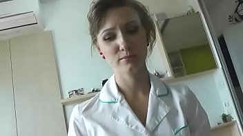 Врач выебал медсестричку в жопу в своем кабинете