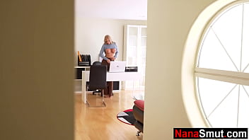 Зрелая милфа обслуживает член своего молодого любовника