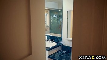 Зрелая мачеха учит парня эксплуатировать свой член: сиськи, бюсты и горячий секс!