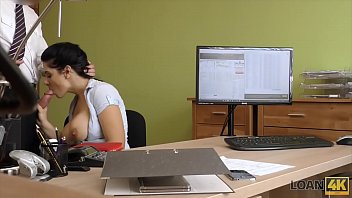 Собеседование превратилось в интимную встречу босс оценил профессионализм и грудь девушки, а потом предложил проверить умения в постели